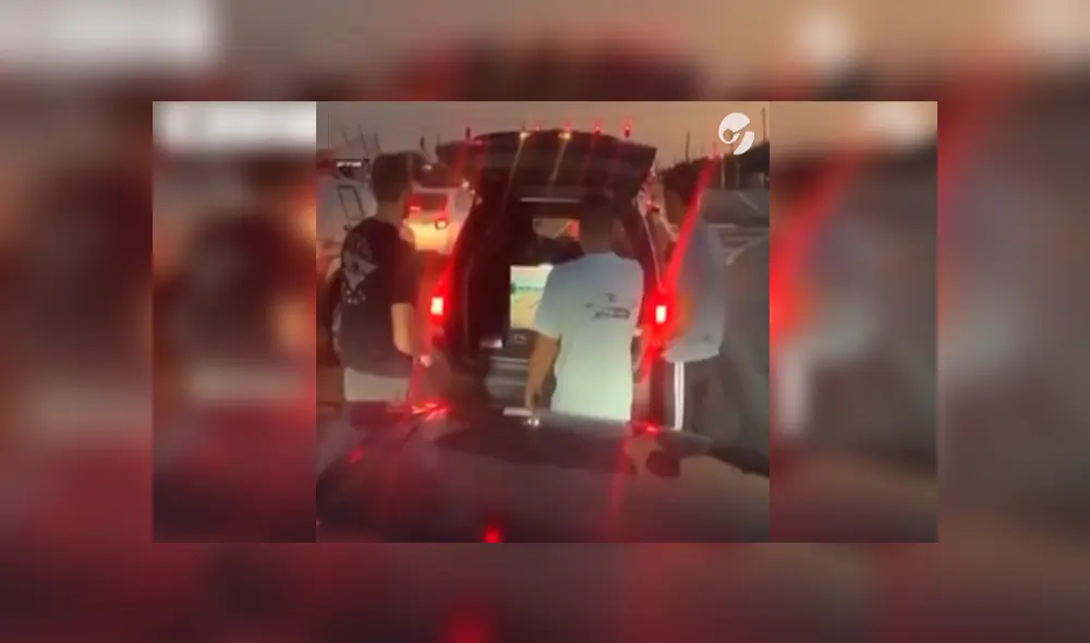 Desliza las imágenes para observar la ingeniosa idea que tuvieron unos jóvenes tras quedar atorados en el tráfico.