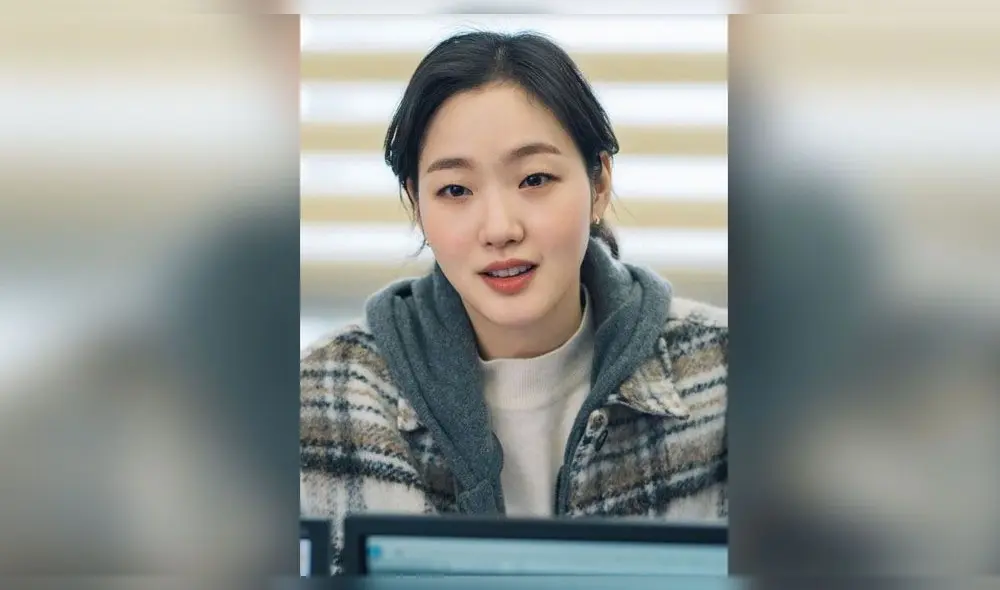 Desliza para ver más fotos de Lee Min Ho y Kim Go Eun en The king: Eternal monarch.