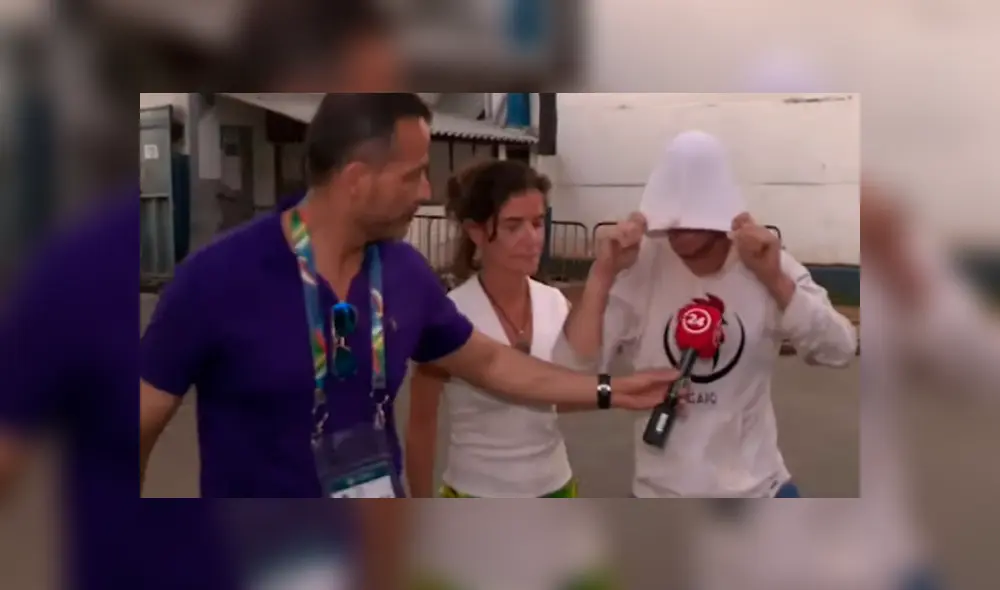 El "hombre pollo" lanzó fuertes calificativos contra los chilenos tras ser pateado por Gonzalo Jara. El "hombre pollo" lanzó fuertes calificativos contra los chilenos tras ser pateado por Gonzalo Jara.