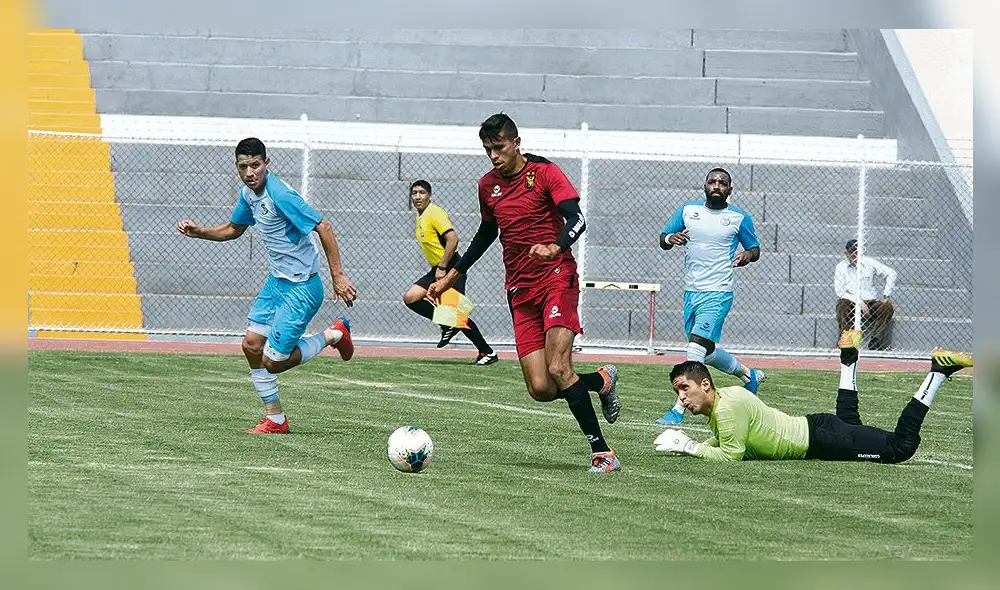anotación. El mexicano Othoniel Arce supera al portero Ricardo Farro para anotar el único gol.