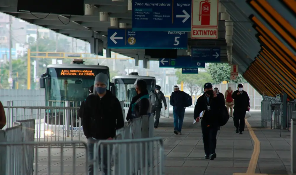 Las estaciones del Metropolitano luce con poco aforo de usuarios. Foto: John Reyes/La República.