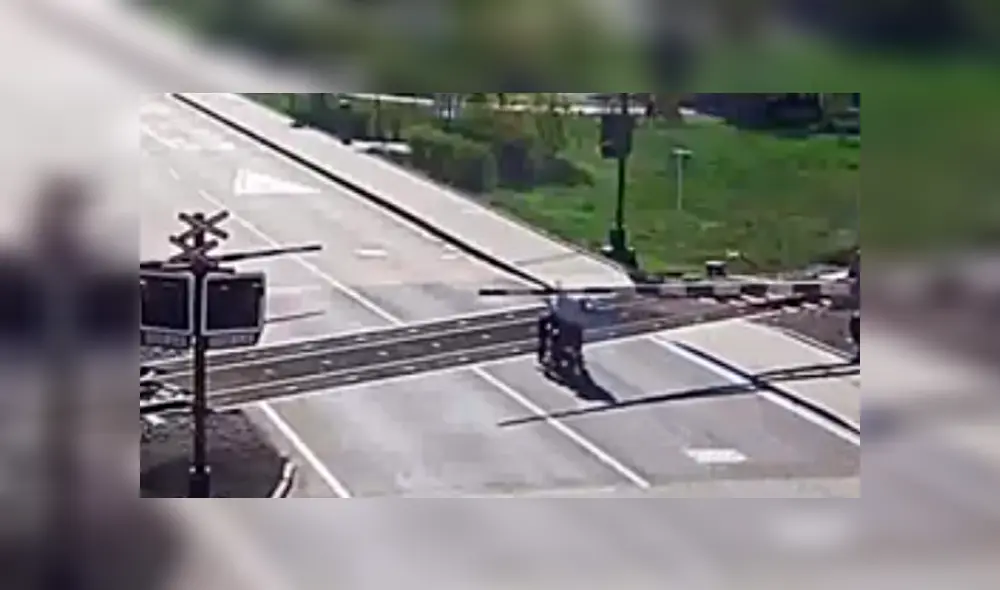 YouTube viral: Anciano en moto cae en sobre vías y se salva de milagro ante la llegada de tren [VIDEO]