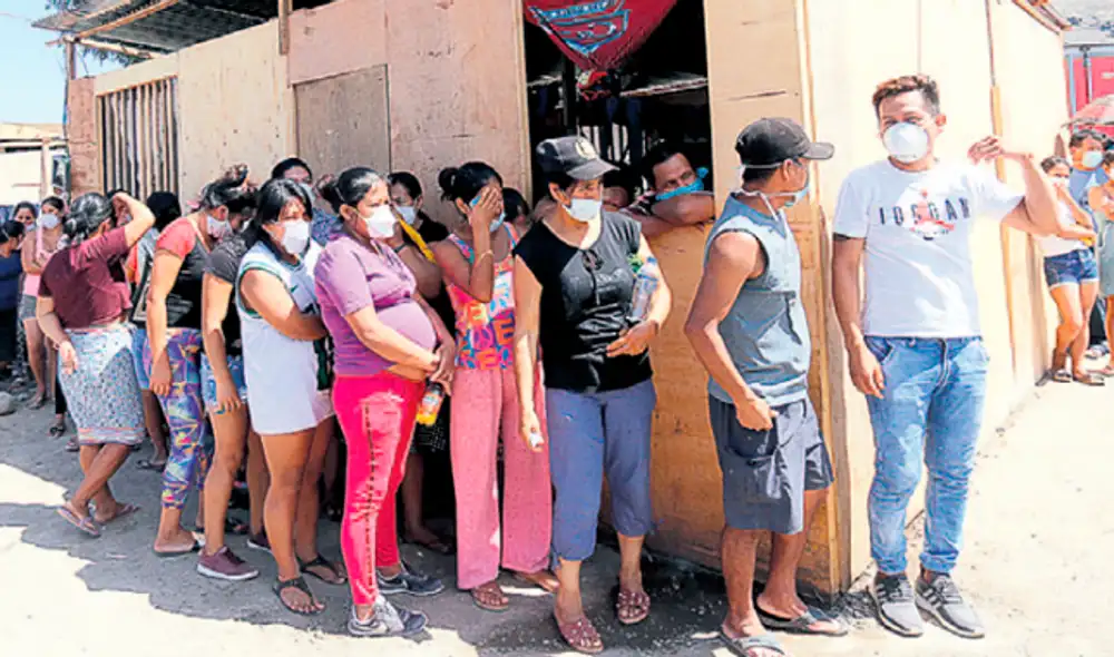 Ellos esperan. Son 480 familias que lo perdieron todo en el 2016. La mayoría vive de la artesanía y la venta ambulatoria. Foto: Flavia Matos.