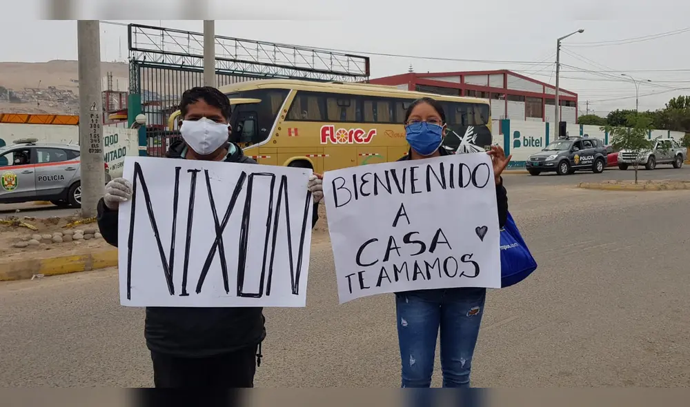 Padres de Nixon lo esperaron con carteles de bienvenida.