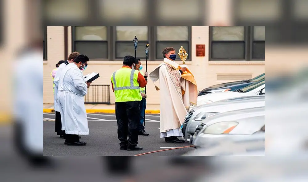 El padre Shaun Foggo (d) realizó este domingo la exposición del santísimo sacramento para sus feligreses, que permanecieron en sus automóviles debido a la pandemia del coronavirus. Foto: EFE El padre Shaun Foggo (d) realizó este domingo la exposición del santísimo sacramento para sus feligreses, que permanecieron en sus automóviles debido a la pandemia del coronavirus. Foto: EFE