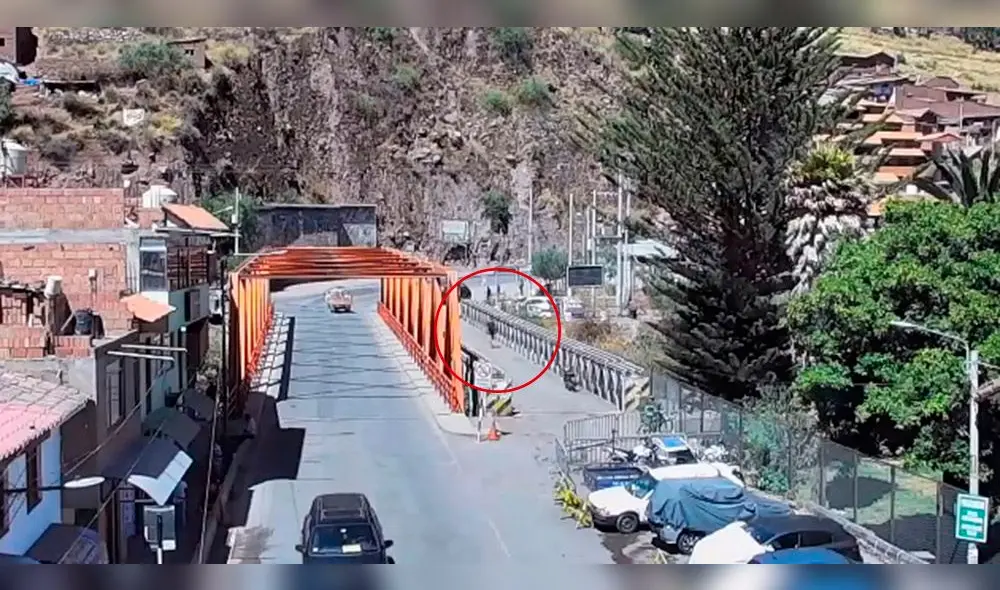 En la grabación se le ve al extranjero de 67 años caminando en dirección a las afueras del distrito. Foto: Captura de video.