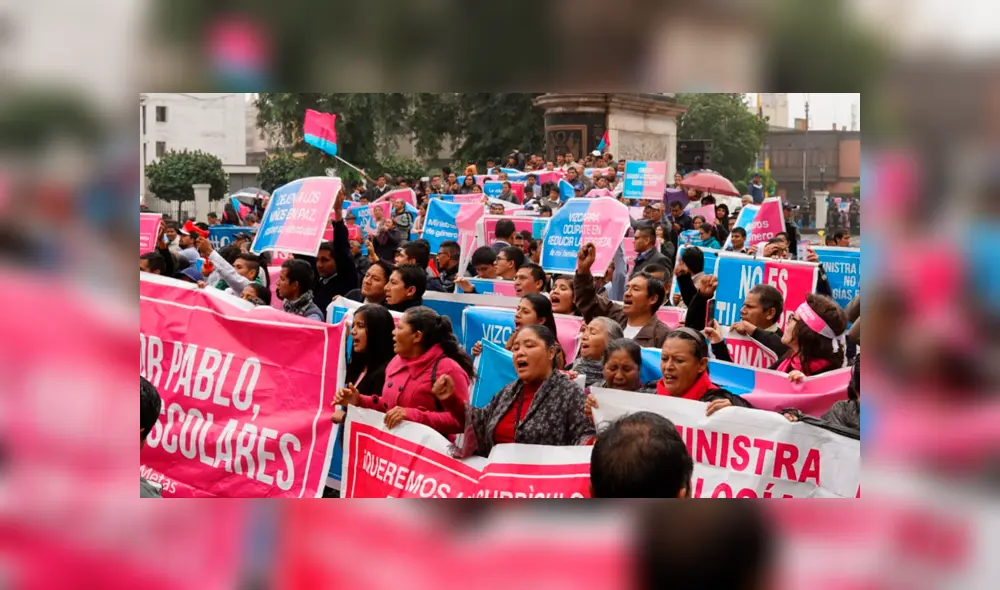 'Con mis hijos no te metas': Colectivo protestó en zona restringida del Congreso [VIDEOS]