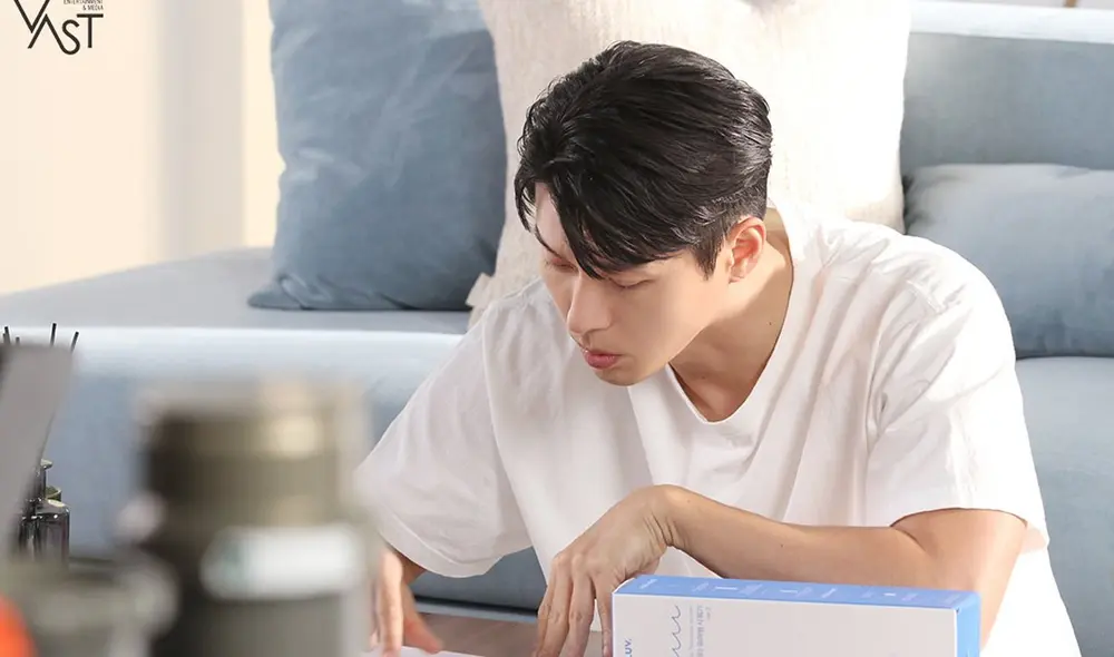 Desliza para ver más imágenes de la sesión de fotos de Hyun Bin para Naver. Foto: VAST Entertainment