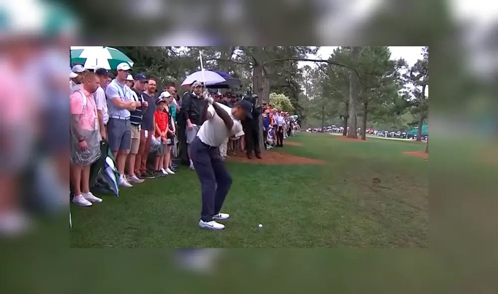 Tiger Woods cerca de sufrir dolorosa lesión por terrible blooper de miembro de seguridad [VIDEO]