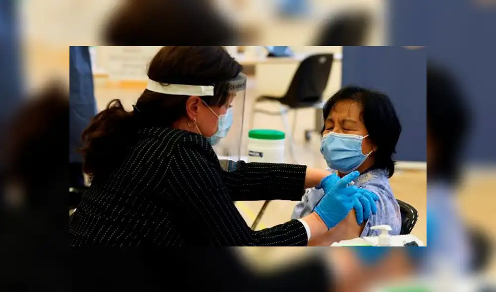 Una cuidadora de ancianos fue la primera persona en vacunarse contra la COVID-9 en Canadá. Foto: AFP