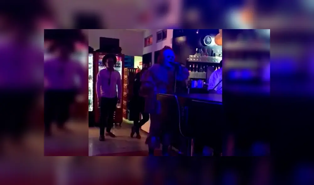 Video es viral en Facebook. Un hombre vestido como ‘Pennywise’, el payaso de ‘It’, fue captado en un karaoke cantando una canción sumamente triste. Foto: Captura. Video es viral en Facebook. Un hombre vestido como ‘Pennywise’, el payaso de ‘It’, fue captado en un karaoke cantando una canción sumamente triste. Foto: Captura.