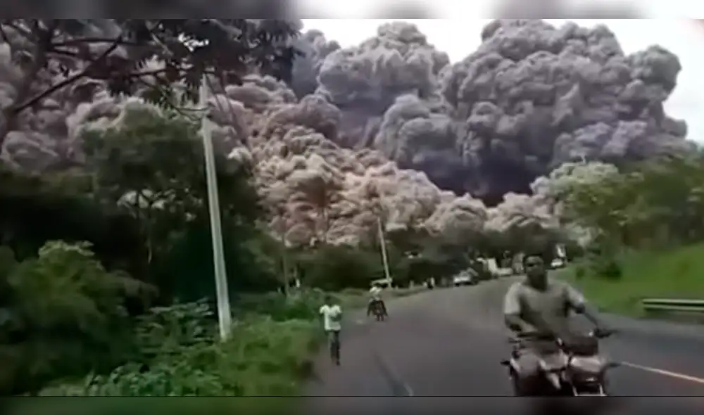 Guatemala: la dramática huida de motociclista tras erupción del Volcán de Fuego