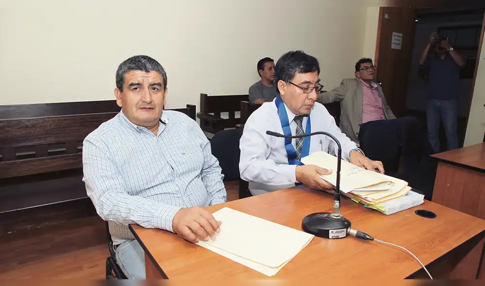 Humberto Acuña se ampara en juicio político. Humberto Acuña se ampara en juicio político.