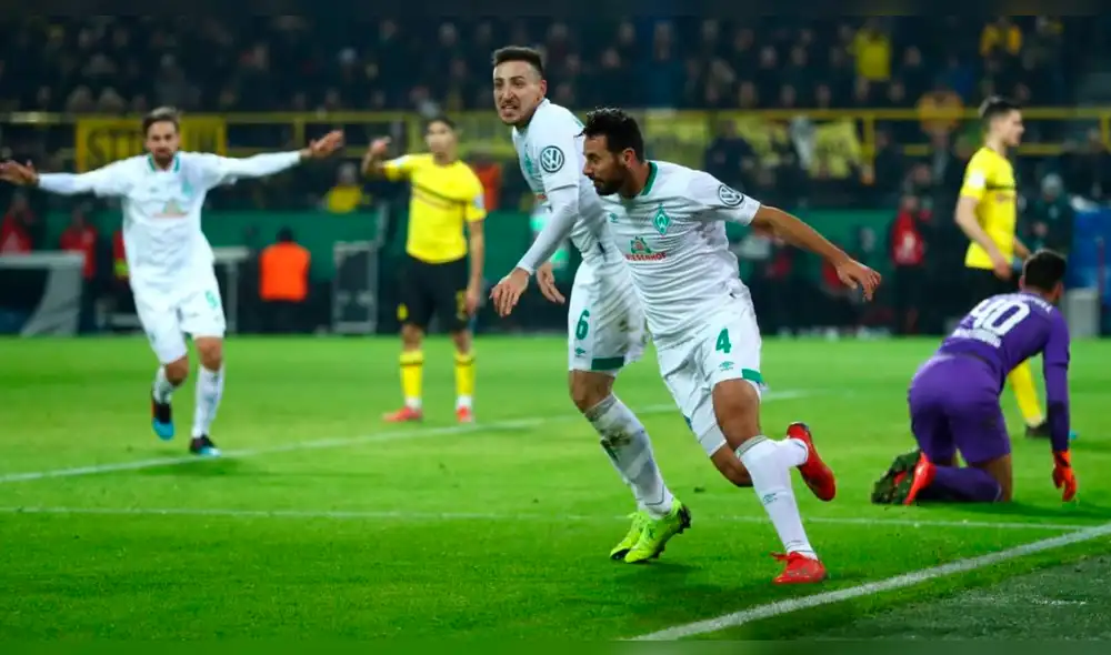 Claudio Pizarro: directivo del Werder Bremen criticó la actitud del peruano al posar con una cerveza cuando el equipo pelea el descenso.