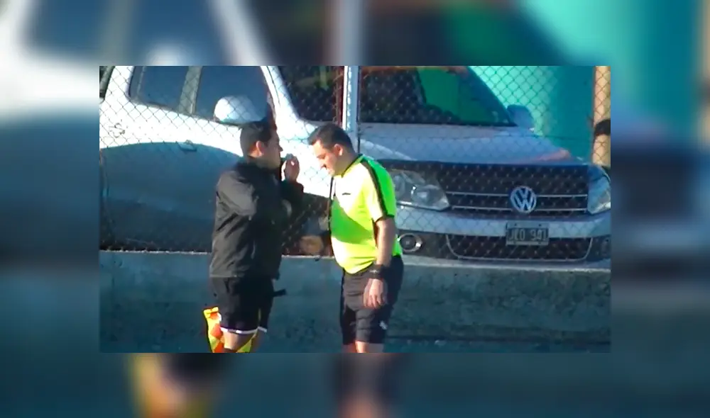 El árbitro Carlos Motto vivió un incómodo momento durante un partido de la Primera C de Argentina. La escena es viral en YouTube. El árbitro Carlos Motto vivió un incómodo momento durante un partido de la Primera C de Argentina. La escena es viral en YouTube.
