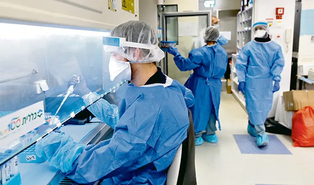 Investigación. Susalud revisa el proceso y tarifas de las muestras moleculares cobradas por laboratorios observados el mes pasado por la Contraloría. (Foto: AFP) Investigación. Susalud revisa el proceso y tarifas de las muestras moleculares cobradas por laboratorios observados el mes pasado por la Contraloría. (Foto: AFP)