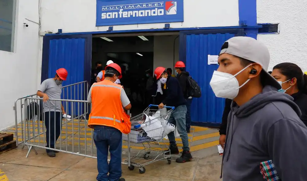 Largas colas se registran en la tienda de San Fernando, ubicada en Surquillo . Foto: Felix Contreras/ La República