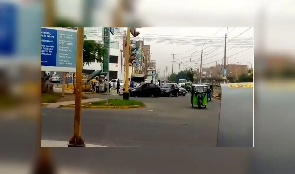 Los Olivos: paraderos informales se apoderan de la vía pública Los Olivos: paraderos informales se apoderan de la vía pública