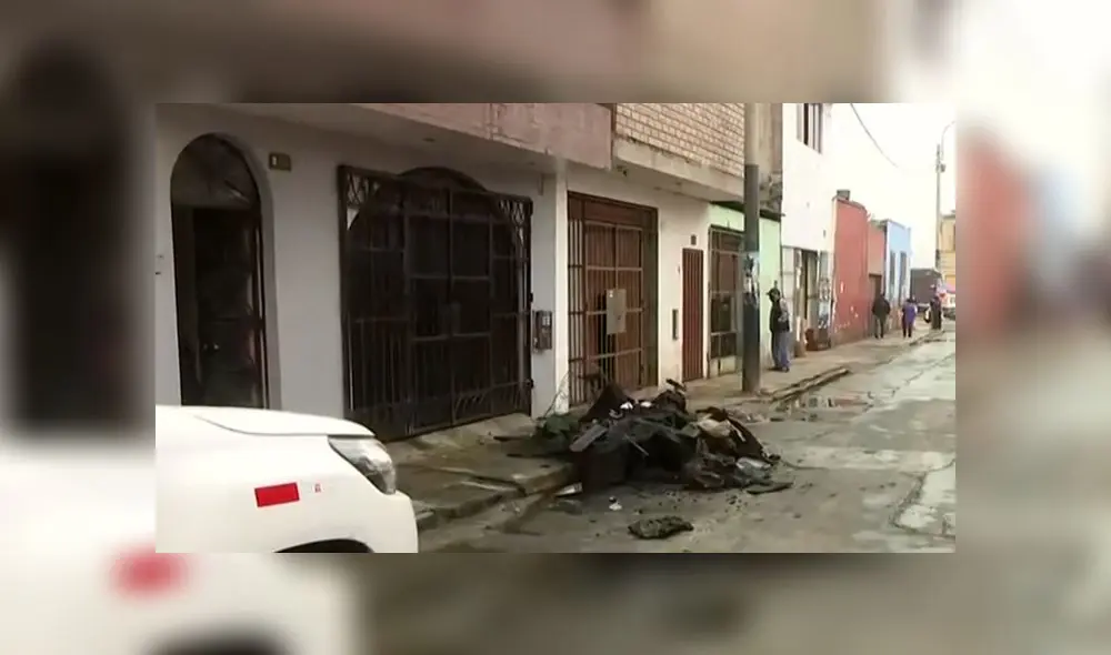 Fuego se originó en el tercer piso de inmueble y pudo ser controlado antes que se propague a construcciones aledañas . (Foto: Captura de video / Latina Noticias) Fuego se originó en el tercer piso de inmueble y pudo ser controlado antes que se propague a construcciones aledañas . (Foto: Captura de video / Latina Noticias)