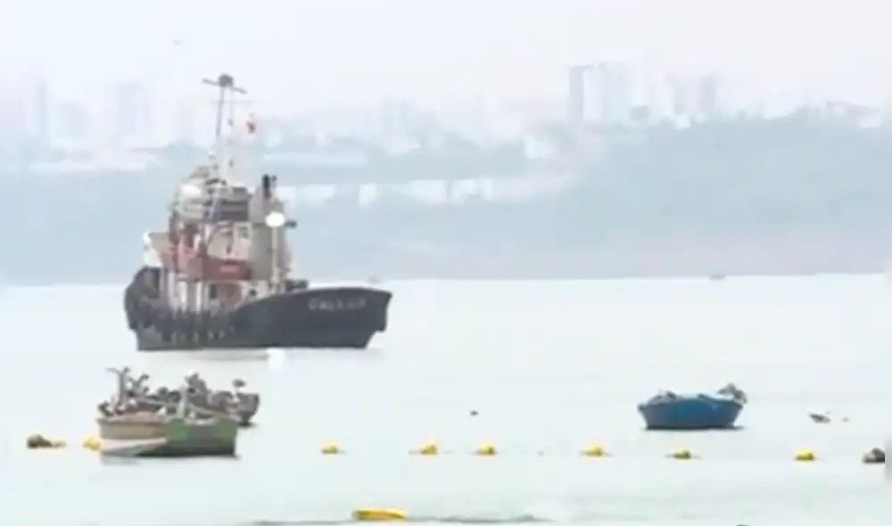 Barco se volteó en horas de la madrugada. Foto: captura de América Barco se volteó en horas de la madrugada. Foto: captura de América