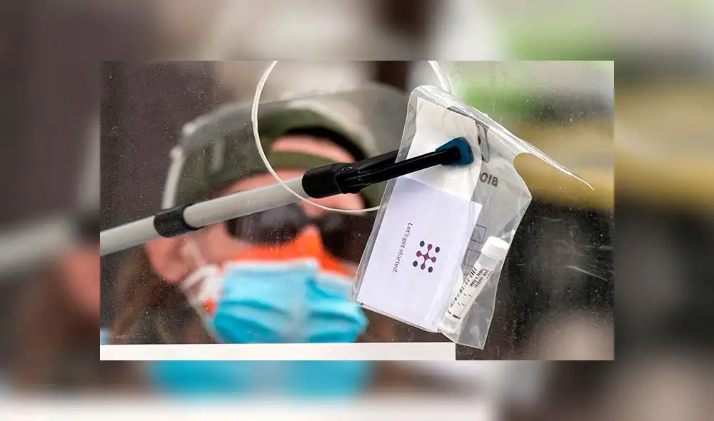 Un voluntario hace una prueba de COVID-19 a un paciente en un autocine en Lincoln Park en Los Ángeles, California, Estados Unidos. Foto: EFE Un voluntario hace una prueba de COVID-19 a un paciente en un autocine en Lincoln Park en Los Ángeles, California, Estados Unidos. Foto: EFE
