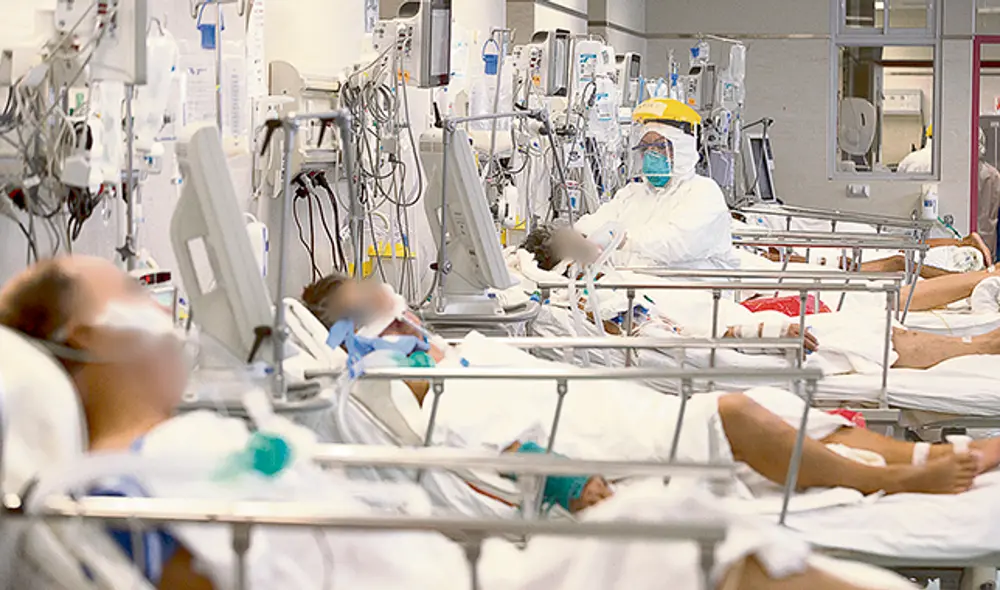 Crisis. Este mes se han registrado días con más de 8 mil casos. Expertos piden mayor prevención. Foto: John Reyes. Crisis. Este mes se han registrado días con más de 8 mil casos. Expertos piden mayor prevención. Foto: John Reyes.