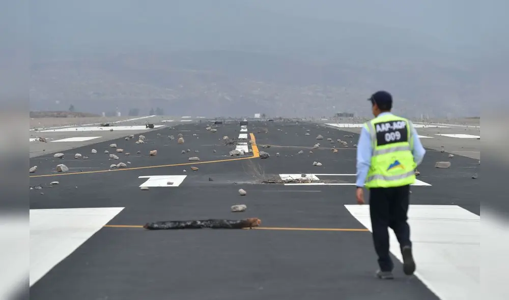 AME9927. AREQUIPA (PERÚ), 12/12/2022.- Fotografía que muestra los escombros y piedras que obstaculizan una pista de aterrizaje del aeropuerto Alfredo Rodríguez Ballón, durante una protesta hoy, en la ciudad de Arequipa (Perú). Cientos de manifestantes que piden el cierre del Congreso peruano y la renuncia de la presidenta Dina Boluarte ocuparon este lunes las instalaciones y pistas de vuelo del Aeropuerto Internacional Alfredo Rodríguez Ballón, en la ciudad peruana de Arequipa, la segunda mayor del país. Manifestantes han cortado puntos de carreteras en la región de Arequipa, así como otros lugares del país, que piden el cierre del Congreso, la renuncia de Boluarte entre otros llamados. EFE/ José Sotomayor
