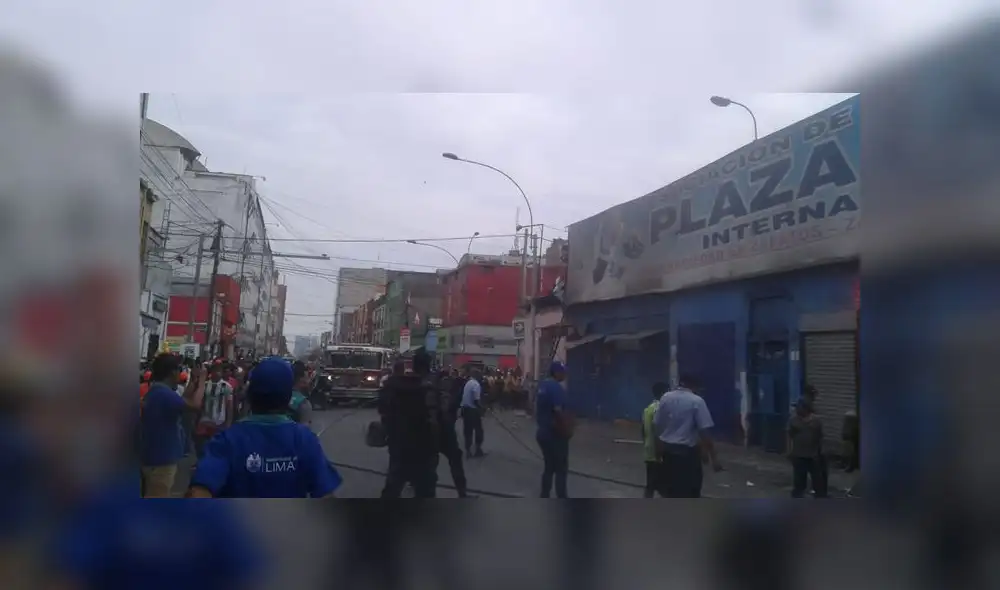 Personal de Bomberos intentan controlar el siniestro.