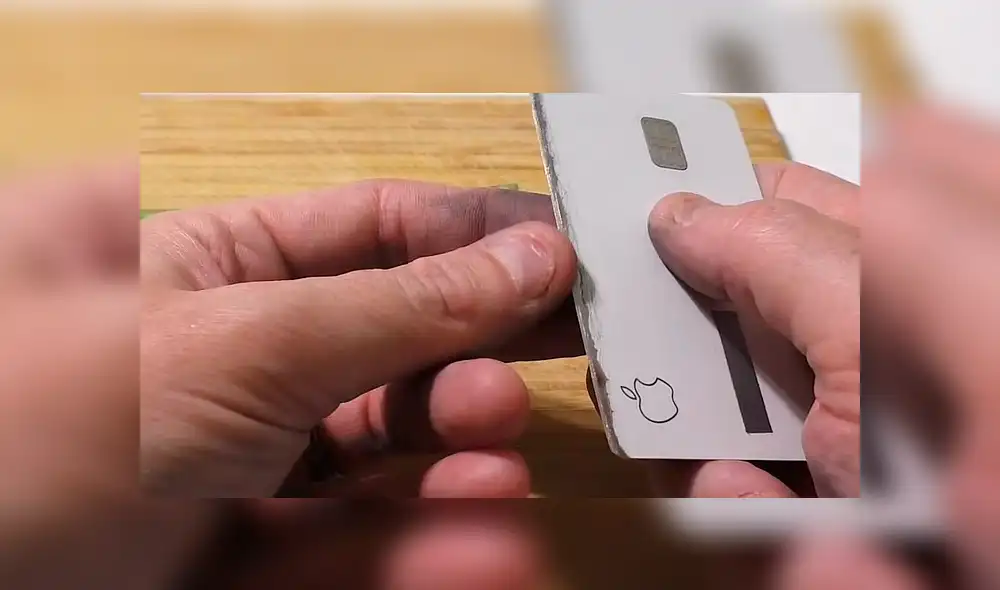 La nueva Apple Card fue convertida en un cuchillo para cortar verduras. Foto: captura