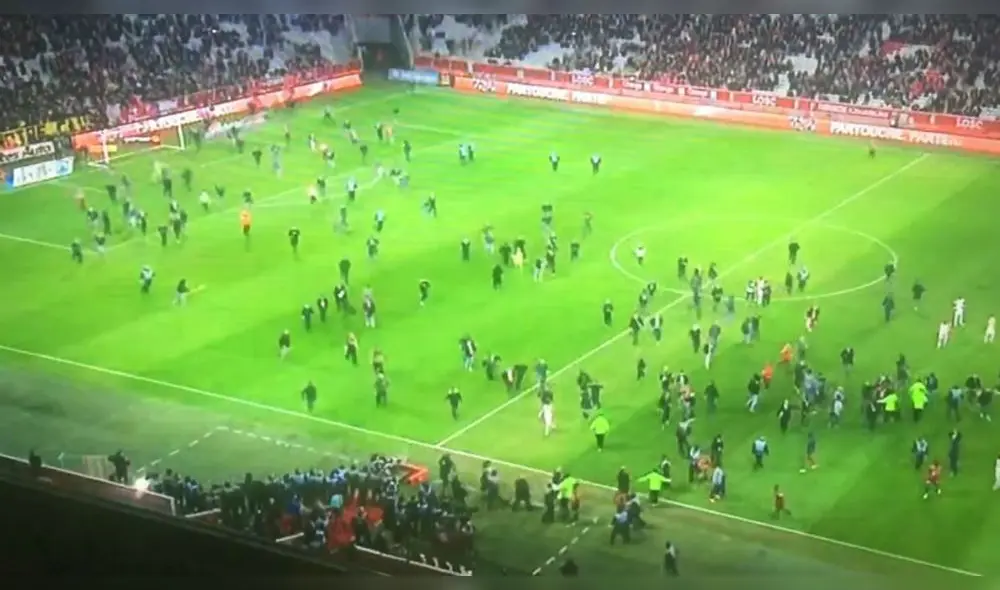 Temen descenso: hinchas del Lille invaden la cancha para agredir a sus jugadores [VIDEO]