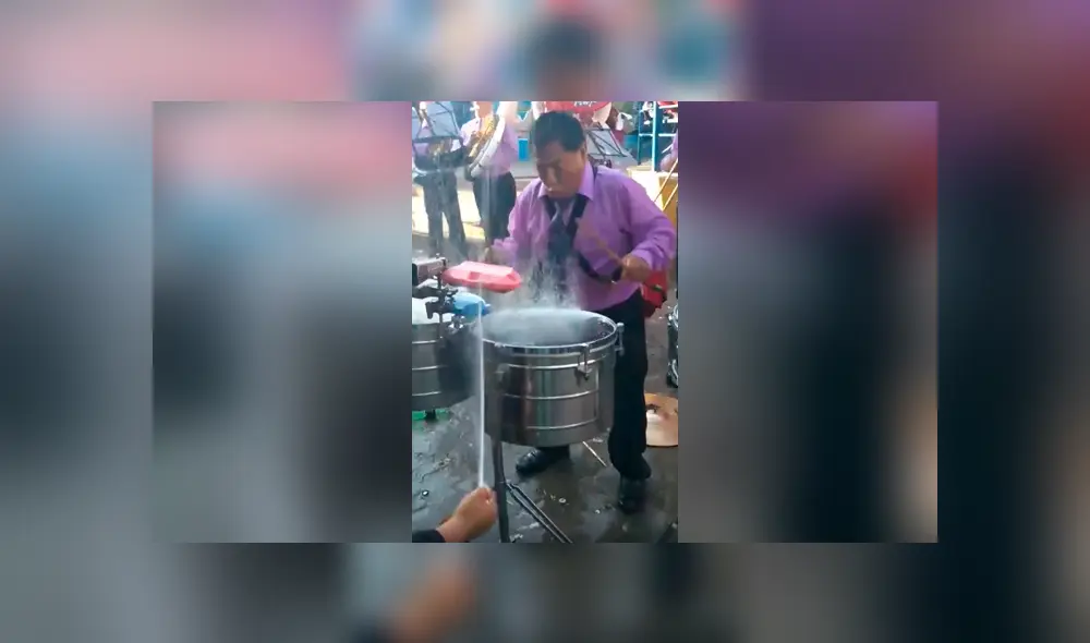 Facebook viral: rocían cerveza a músico peruano y este tiene increíble reacción que impacta en redes