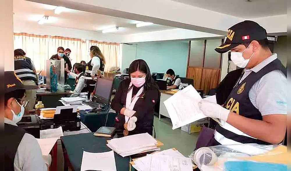 divincri. Fiscal revisa documentos en Criminalística en donde se habría encubierto delitos. divincri. Fiscal revisa documentos en Criminalística en donde se habría encubierto delitos.