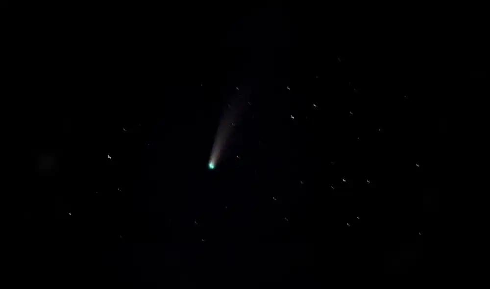 Cometa NEOWISE en los cielos de Francia. Foto: AFP. Cometa NEOWISE en los cielos de Francia. Foto: AFP.