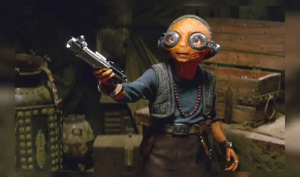 Maz Kanata le entrega a Rei el sable de luz que perteneció a Luke y Anakin.