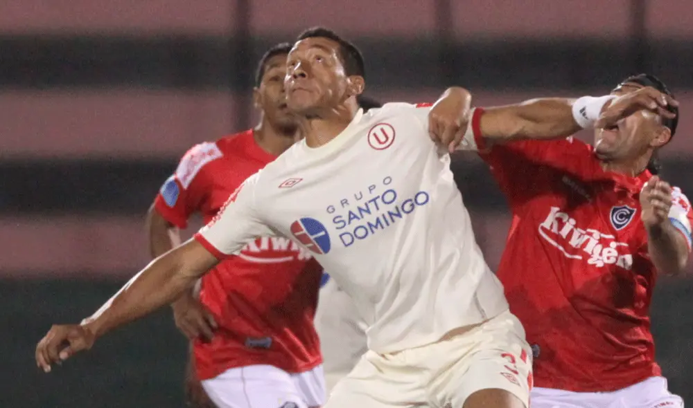 Carlos Galván campeón con Universitario de Deportes el 2009. Carlos Galván campeón con Universitario de Deportes el 2009.