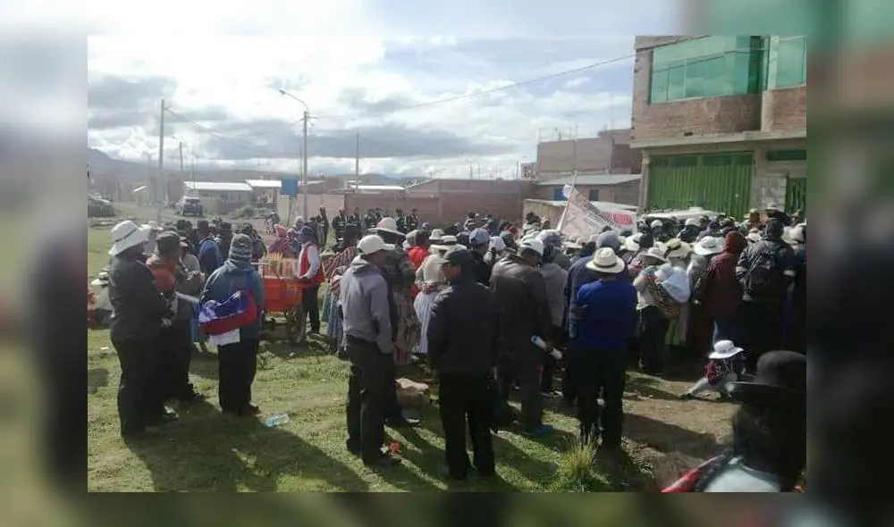 Policía tuvo que rescatar al presunto delincuente de la enardecida turba de pobladores. Foto: Nexus Policía tuvo que rescatar al presunto delincuente de la enardecida turba de pobladores. Foto: Nexus