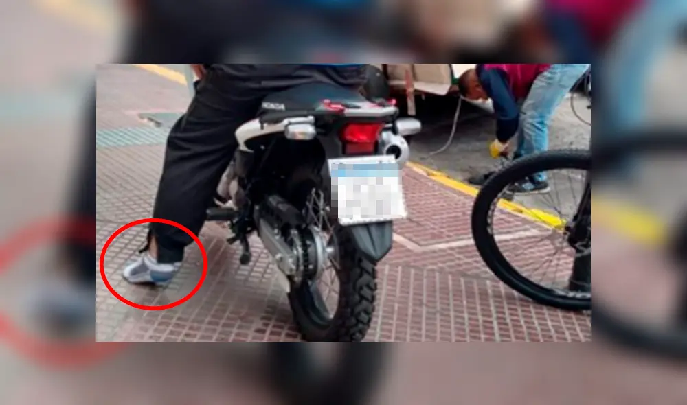 El motociclista esperó que el cartonero se ponga las zapatillas y se subió a su moto muy contento. El motociclista esperó que el cartonero se ponga las zapatillas y se subió a su moto muy contento.