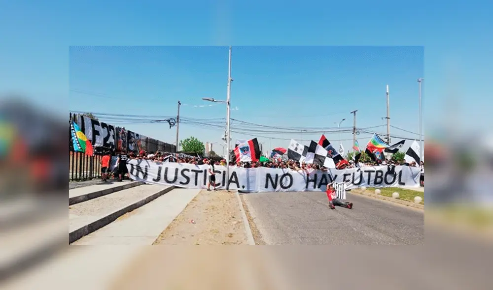 Hinchas muestran su rechazo a continuación de torneo local. Foto: ADN Radio