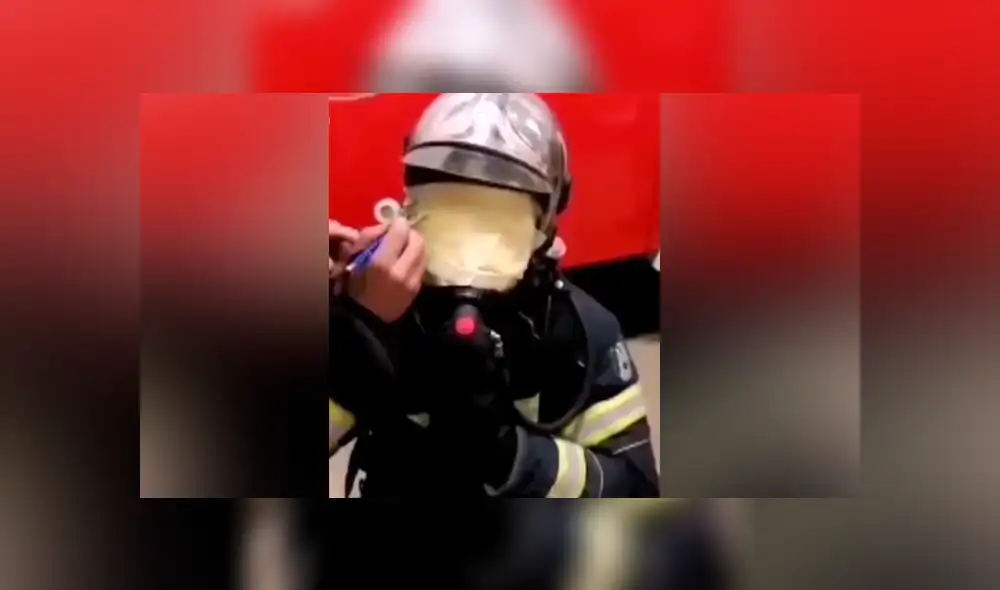 Una conmovedora escena muestra la ingeniosa pedida de mano le hace una chica a su novio bombero.