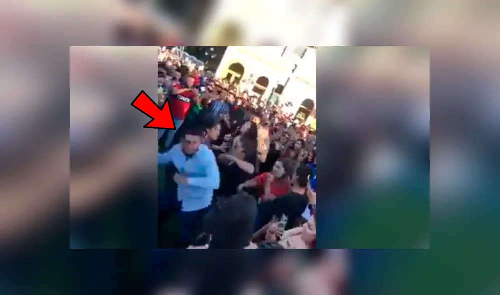 Hombre se ganó la admiración de todos al frenar una pelea callejera con un inesperado acto que hizo reír a todos Hombre se ganó la admiración de todos al frenar una pelea callejera con un inesperado acto que hizo reír a todos