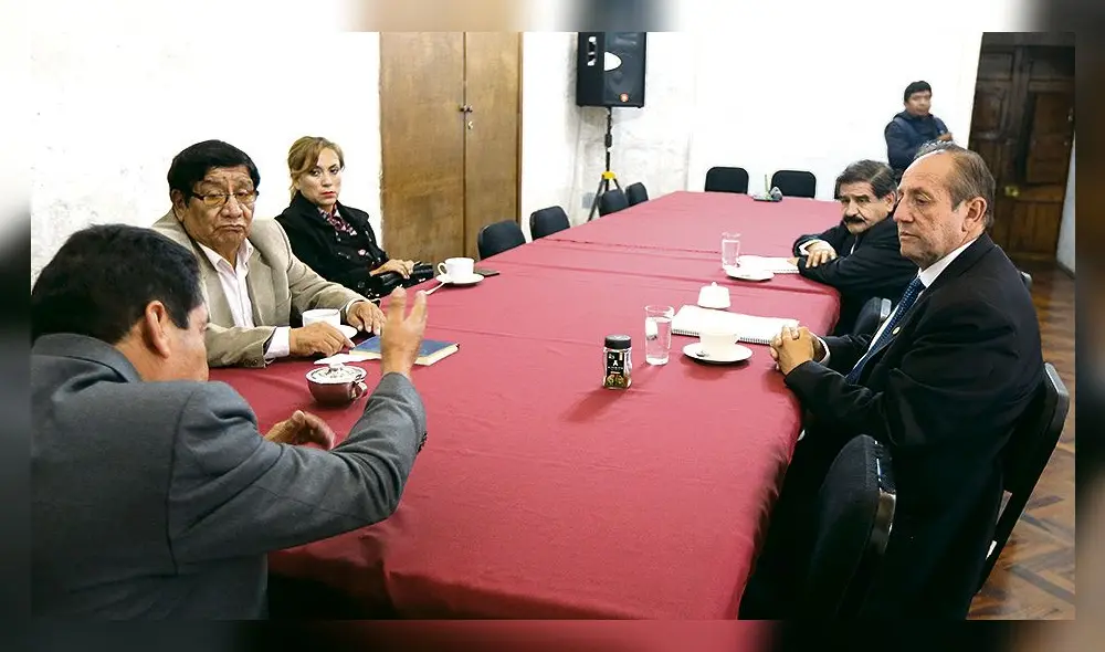 DEMBER MUÑOZ - GERENTE DE SALUD
INTERPELACION EN EL CONCEJO REGIONAL DEMBER MUÑOZ - GERENTE DE SALUD
INTERPELACION EN EL CONCEJO REGIONAL