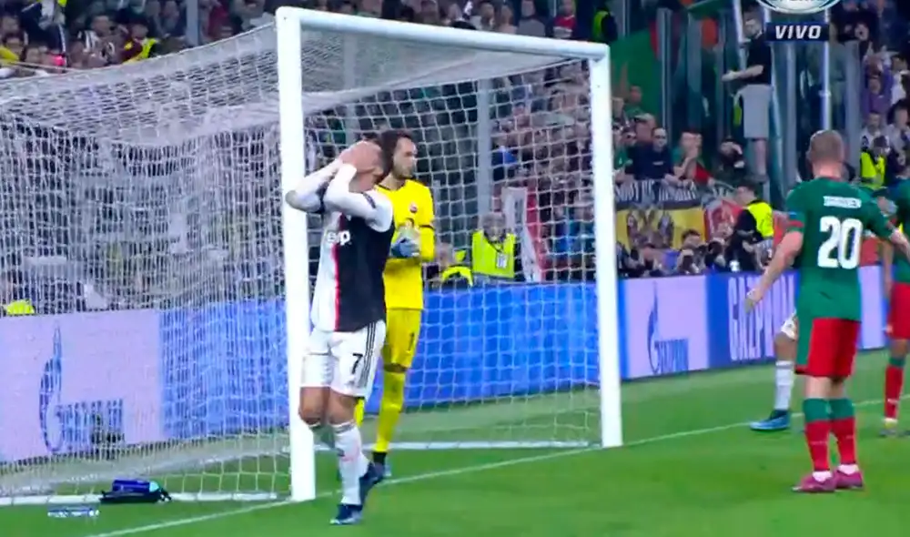 Cristiano Ronaldo desperdició un gol increíble en el área del Lokomotiv Moscú, pero estaba en fuera de juego. | Foto: Fox Sports