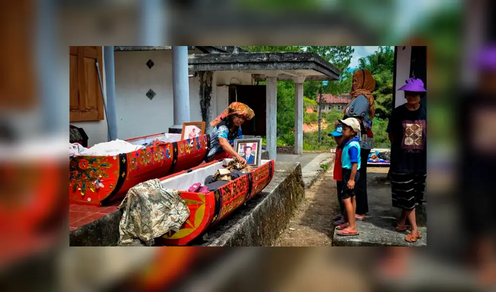 Tribu desentierra los cadáveres de sus seres queridos, los peinan y posan juntos para fotos familiares 