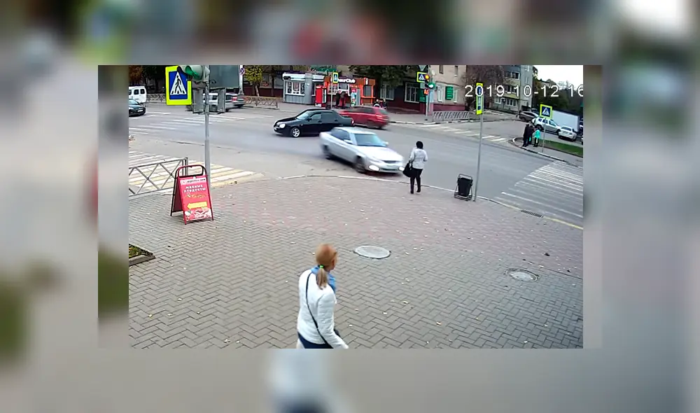 Mujer se salvó milagrosamente de morir arrollada por un imprudente conductor que se despistó e invadió la vereda. Video es viral en Facebook