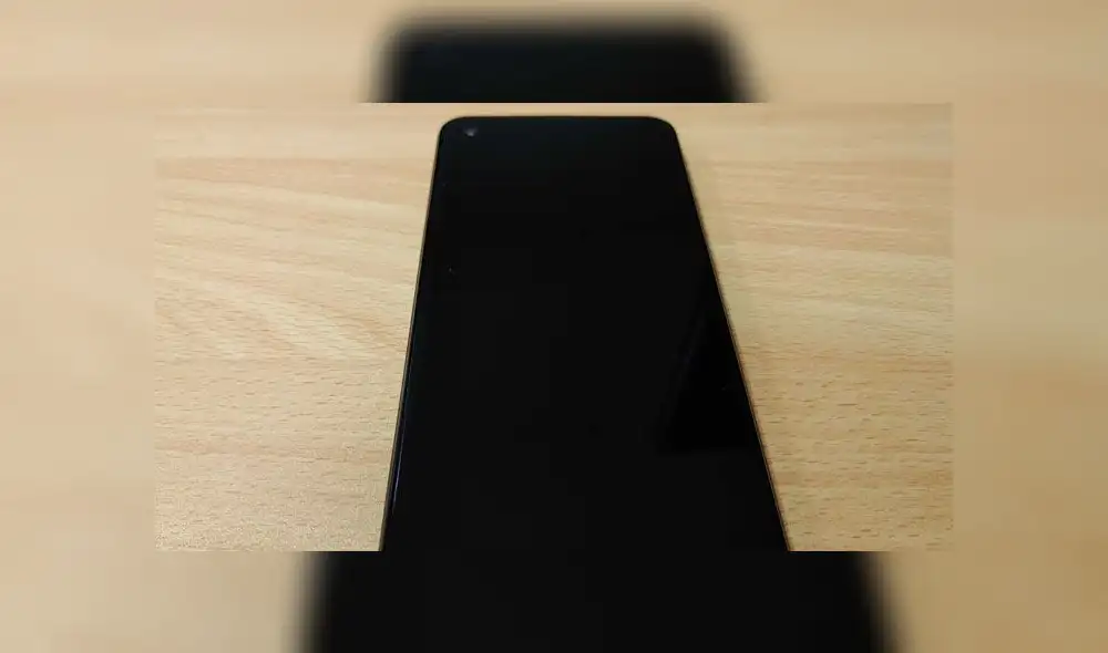 Motorola One Vision tiene un agujero en la esquina superior izquierda en donde se aloja la cámara frontal. Motorola One Vision tiene un agujero en la esquina superior izquierda en donde se aloja la cámara frontal.