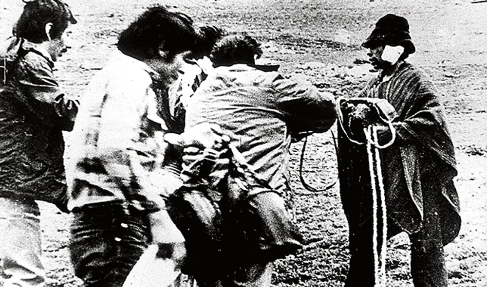 Valentía. Imagen heroica de Willy Retto cuando entregan sus equipos a los comuneros.