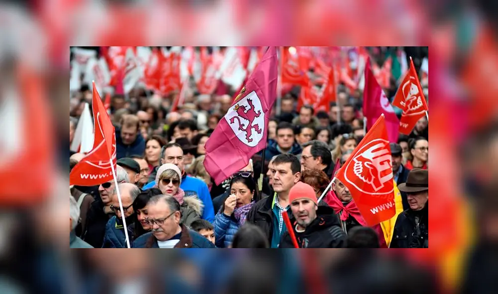 Miles de personas protestan contra la crisis poblacional e industrial de León Miles de personas protestan contra la crisis poblacional e industrial de León