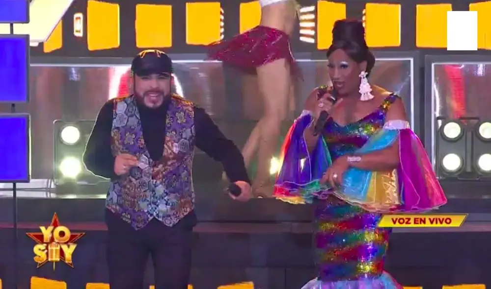 Maricarmen Marín y Johanna San Miguel no pudieron evitar ponerse de pie y disfrutar de la canción. Foto: Latina