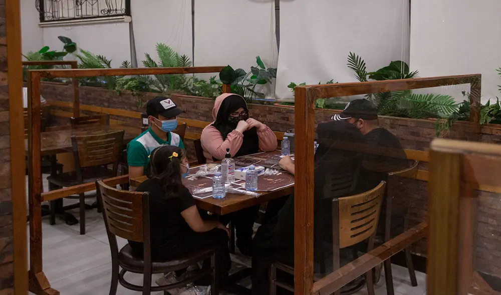 Para la CDC el mayor riesgo de contagio por aerosoles se encuentra en los restaurantes con poca ventilación. Foto: AFP