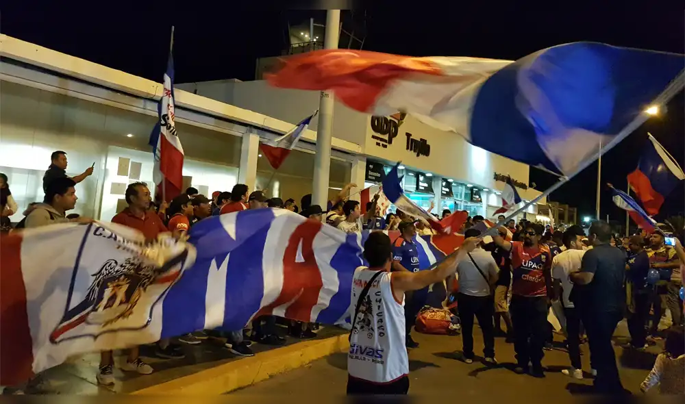 Miles recibieron a hinchas del Manucci en aeropuerto de Trujillo [VIDEO]